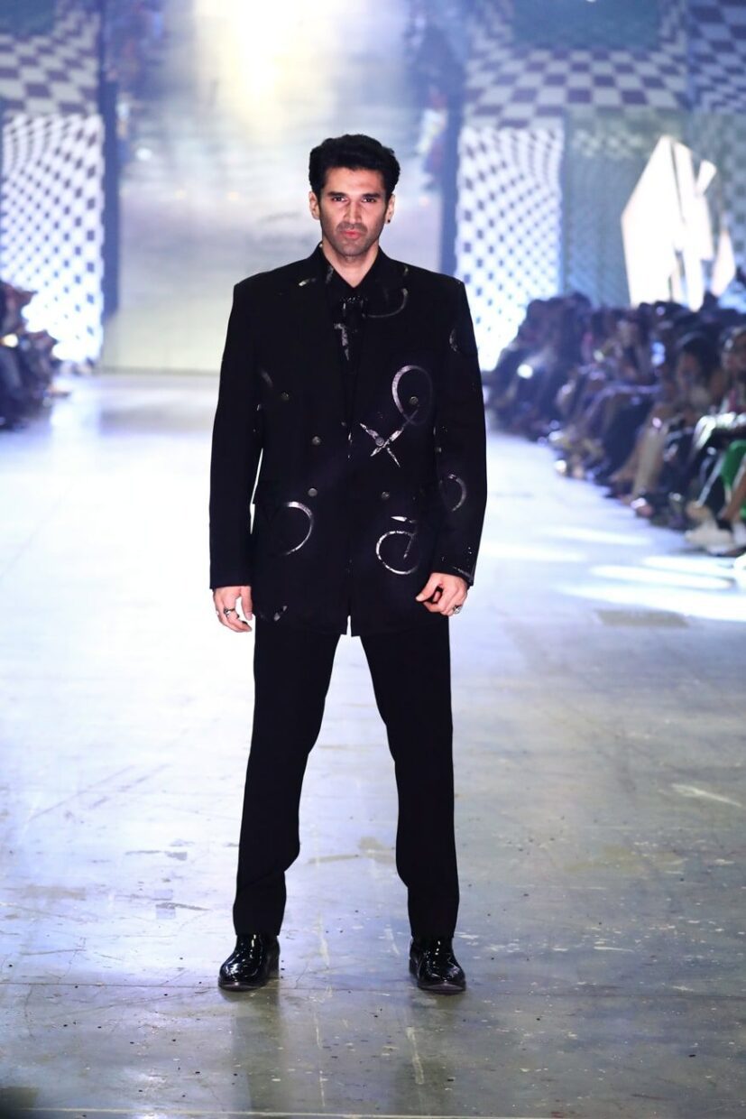 Aditya Roy Kapur walking the ramp at the Diffuse By Manish Malhotra at the FDCI X LAKME FASHION WEEK GRAND FINALE 14-min