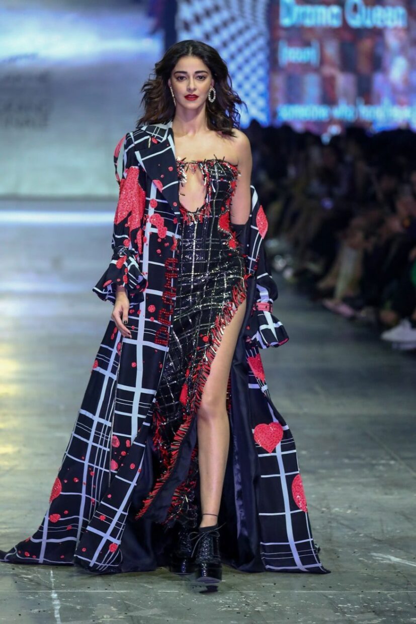 Aditya Roy Kapur walking the ramp at the Diffuse By Manish Malhotra at the FDCI X LAKME FASHION WEEK GRAND FINALE 14-min
