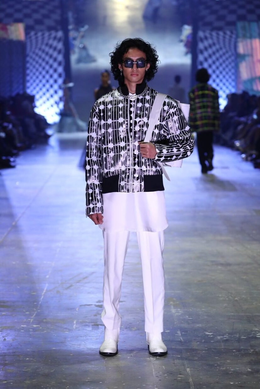 Aditya Roy Kapur walking the ramp at the Diffuse By Manish Malhotra at the FDCI X LAKME FASHION WEEK GRAND FINALE 14-min