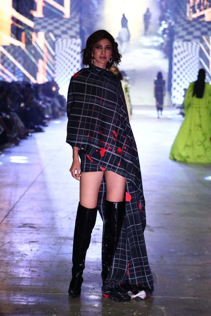 Aditya Roy Kapur walking the ramp at the Diffuse By Manish Malhotra at the FDCI X LAKME FASHION WEEK GRAND FINALE 14-min