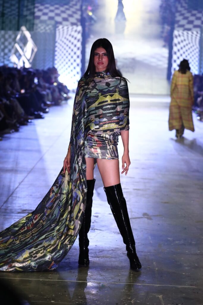 Aditya Roy Kapur walking the ramp at the Diffuse By Manish Malhotra at the FDCI X LAKME FASHION WEEK GRAND FINALE 14-min