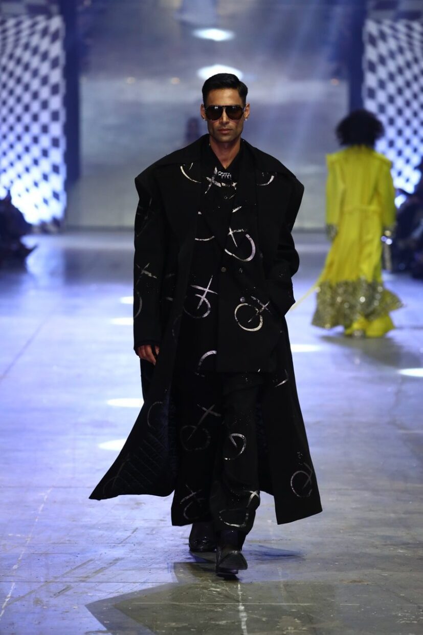 Aditya Roy Kapur walking the ramp at the Diffuse By Manish Malhotra at the FDCI X LAKME FASHION WEEK GRAND FINALE 14-min