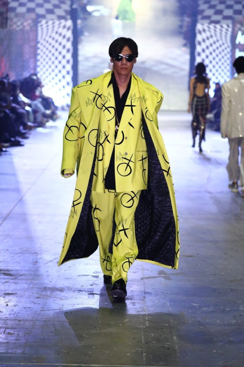 Aditya Roy Kapur walking the ramp at the Diffuse By Manish Malhotra at the FDCI X LAKME FASHION WEEK GRAND FINALE 14-min