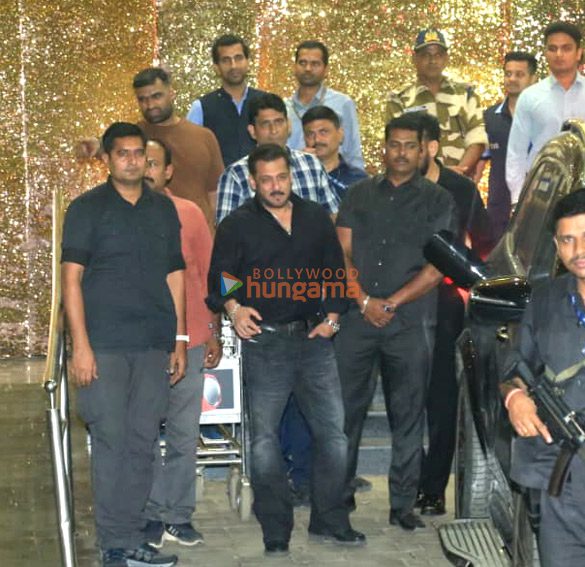 Photos: Salman Khan snapped at Kalina airport | Parties & Events