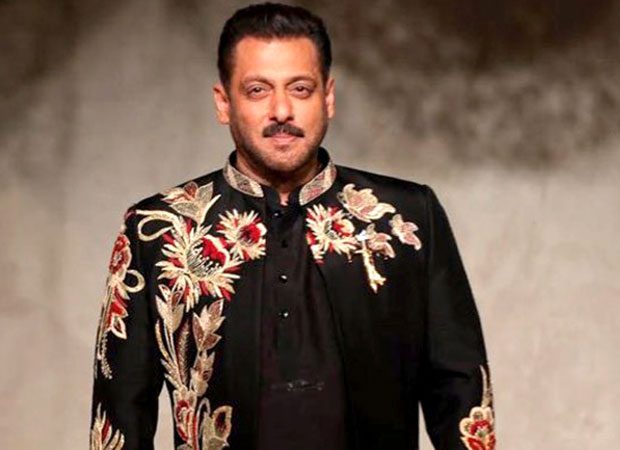 Salman Khan sets the ramp on fire as showstopper for Vikram Phadnis’ 30th anniversary show 30 : Bollywood News
