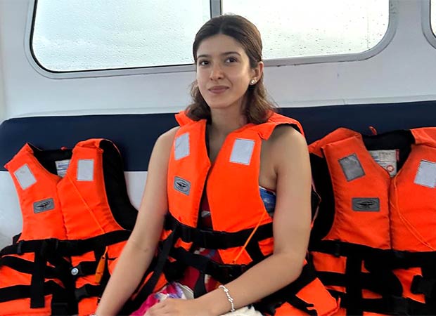 Shanaya Kapoor shares candid photos from her birthday yacht bash; see pics : Bollywood News
